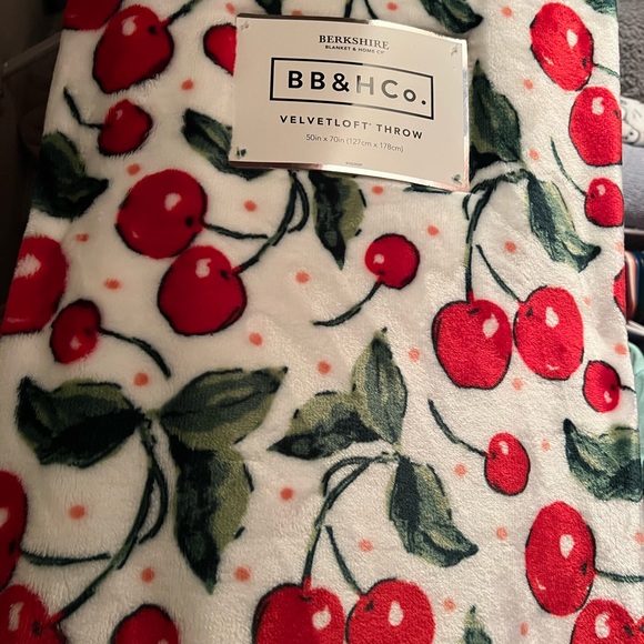 Brand New Berkshire Cherry Plush Throw w tags - Picture 5 of 5